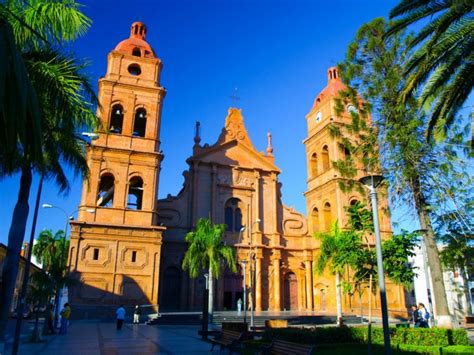 De Catedral de la Santa Cruz y El Salvador: Een architectonisch wonder en een oase van kalmte!