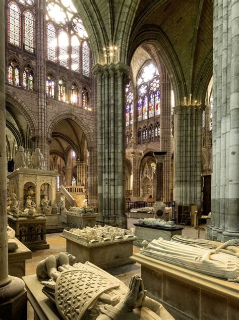 De Basilique Saint-Denis! Een Monumentale Oase van Geschiedenis en Kunst in de Buitenwijken van Parijs!