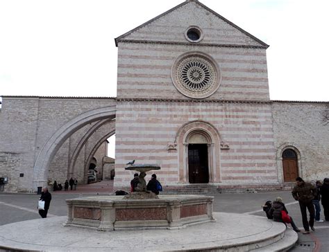 De Basilique Sainte-Claire: Een Verborgen Schat en Architectonische Wonderen in Yenne