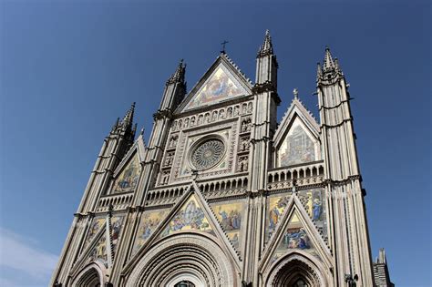 De Duomo van Orvieto: Een architectonische juweel vol wonder en mysterie!