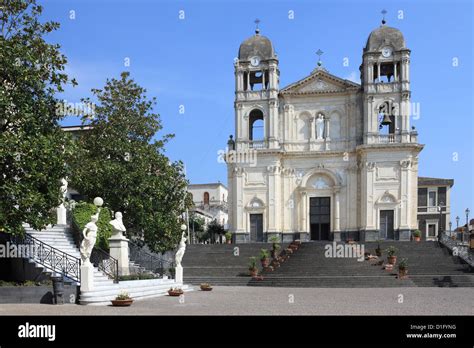  De Duomo van Zafferana Etnea: Een Monumentale Pracht en De Poort naar de Etna!