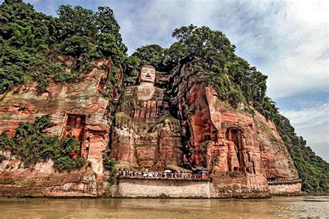  De Grote Boeddha van Leshan: Een Monumentale Wonder en een Geestelijke Oase!