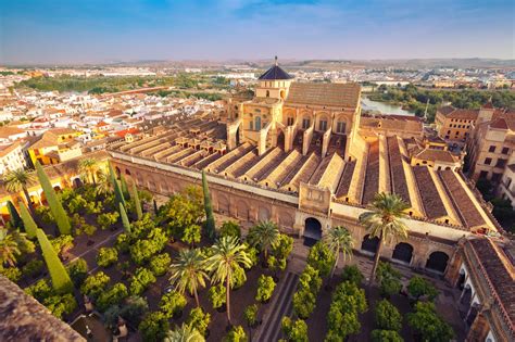  De Mezquita-Catedral van Cordoba: Een Architectonische Voyage Door de Tijd!