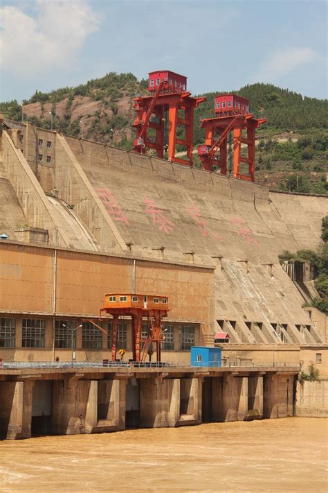 De Sanmenxia Dam: Een Kolos van Beton en Watermacht!