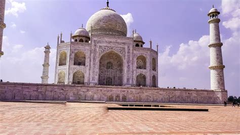  De Tomb van Jahangir: Een Prachtvol Mausoleum Met Glinsterende Ornamenten!