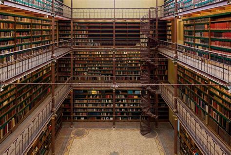 Die Wonderlijke Wereld van De Oude Bibliotheek: Ontdek Een Schatkamertje Van Kennis in Uitenhage!