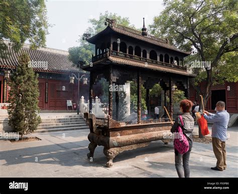 Het Baiyun Guan Tempel: Een Oase van Rust en Spirituele Verwondering op een Hemelse Bergtop!