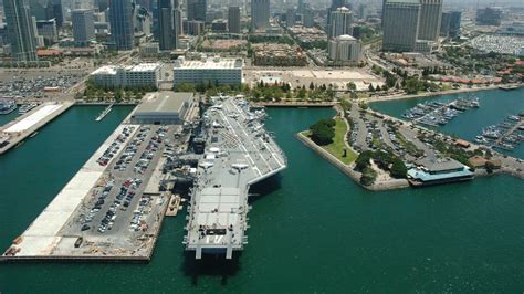 De USS Midway: Een Vlottende Stad van Militaire Geschiedenis!